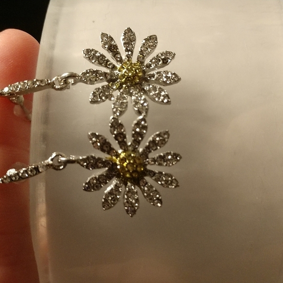 Beautiful Daisy Dangle Drop Earrings Bling Silver-tone Yellow Rhinestone Flower - Picture 4 of 12